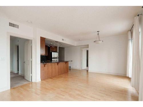 604-920 5 Avenue Sw, Calgary, AB - Indoor Photo Showing Kitchen