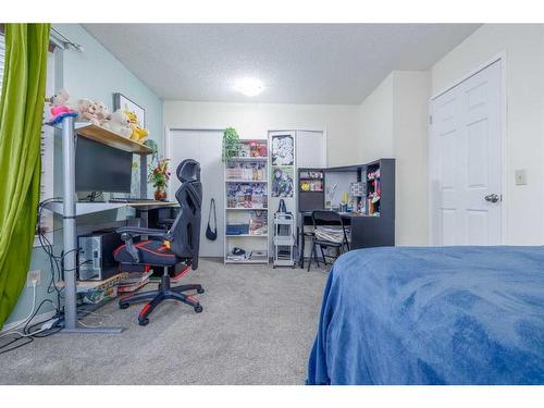 101-6103 Madigan Drive Ne, Calgary, AB - Indoor Photo Showing Bedroom