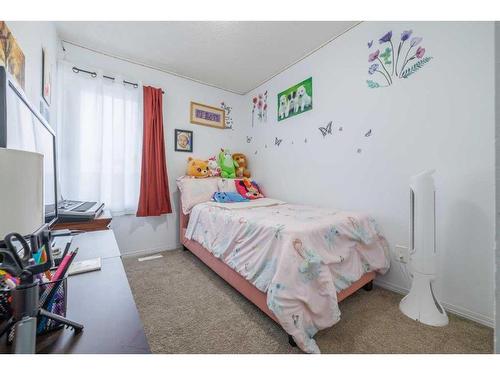 101-6103 Madigan Drive Ne, Calgary, AB - Indoor Photo Showing Bedroom