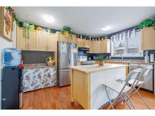 101-6103 Madigan Drive Ne, Calgary, AB - Indoor Photo Showing Kitchen