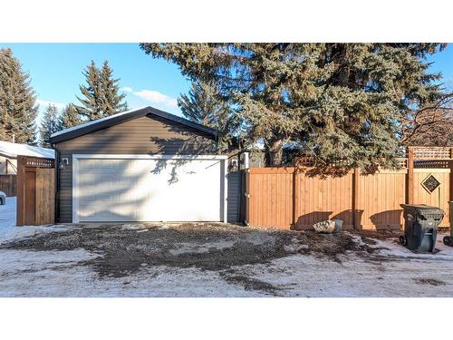 219 Midlawn Close Se, Calgary, AB - Outdoor