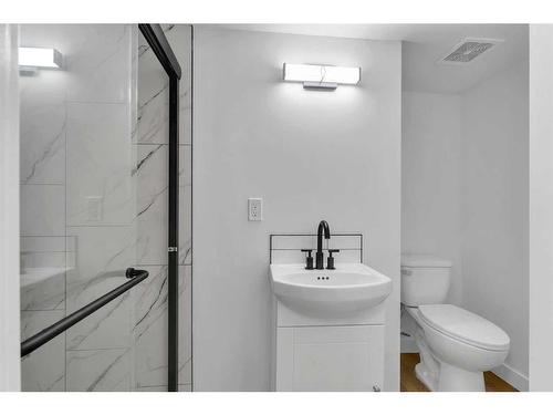 87-2511 38 Street Ne, Calgary, AB - Indoor Photo Showing Bathroom