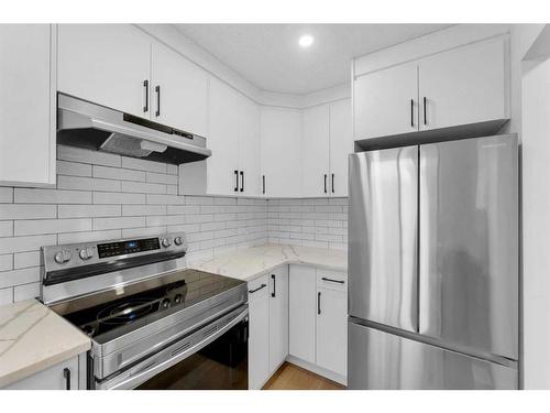 87-2511 38 Street Ne, Calgary, AB - Indoor Photo Showing Kitchen With Stainless Steel Kitchen With Upgraded Kitchen