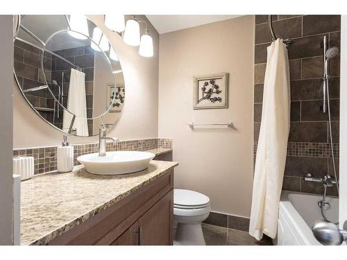 14427 Parkside Drive Se, Calgary, AB - Indoor Photo Showing Bathroom