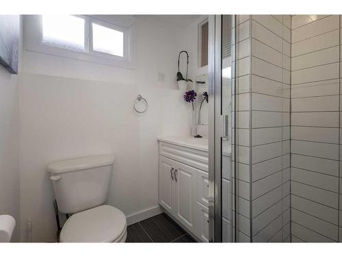 14427 Parkside Drive Se, Calgary, AB - Indoor Photo Showing Bathroom