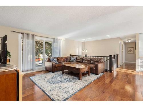 14427 Parkside Drive Se, Calgary, AB - Indoor Photo Showing Living Room