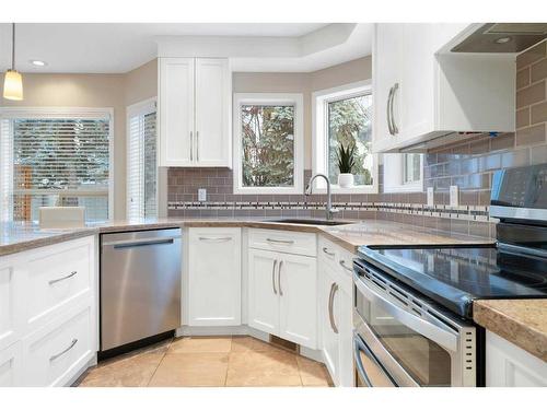 816 Diamond Court Se, Calgary, AB - Indoor Photo Showing Kitchen