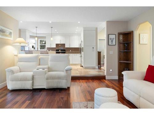 816 Diamond Court Se, Calgary, AB - Indoor Photo Showing Living Room