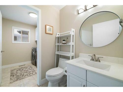 816 Diamond Court Se, Calgary, AB - Indoor Photo Showing Bathroom