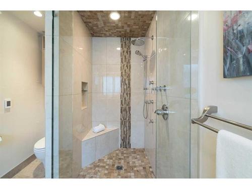 816 Diamond Court Se, Calgary, AB - Indoor Photo Showing Bathroom