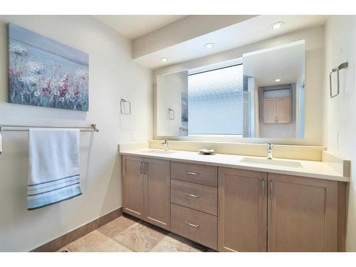 816 Diamond Court Se, Calgary, AB - Indoor Photo Showing Bathroom