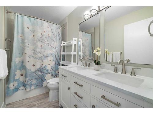 816 Diamond Court Se, Calgary, AB - Indoor Photo Showing Bathroom