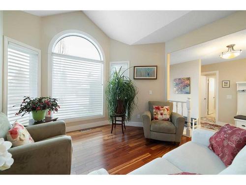 816 Diamond Court Se, Calgary, AB - Indoor Photo Showing Living Room