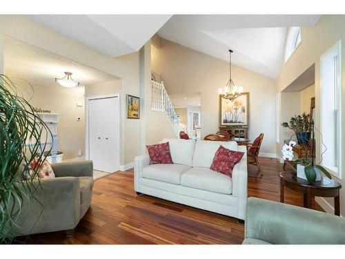 816 Diamond Court Se, Calgary, AB - Indoor Photo Showing Living Room