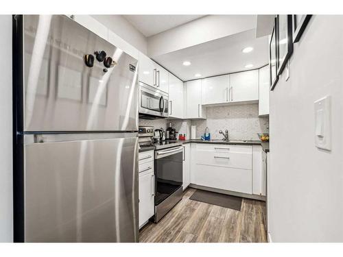 303-2423 56 Street Ne, Calgary, AB - Indoor Photo Showing Kitchen