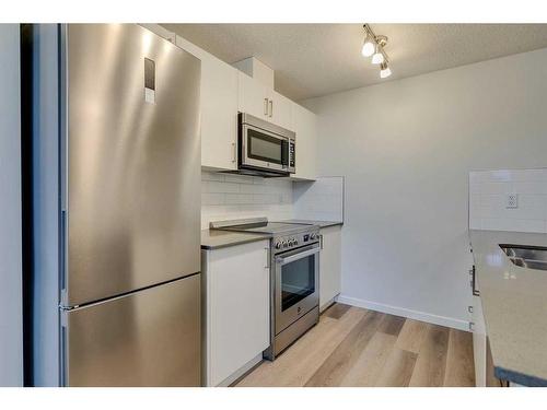 426 Cranbrook Square Se, Calgary, AB - Indoor Photo Showing Kitchen