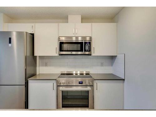 426 Cranbrook Square Se, Calgary, AB - Indoor Photo Showing Kitchen