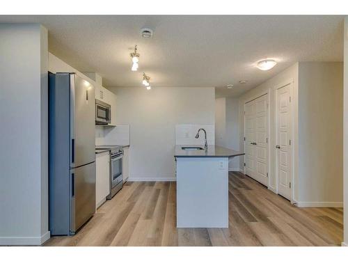 426 Cranbrook Square Se, Calgary, AB - Indoor Photo Showing Kitchen