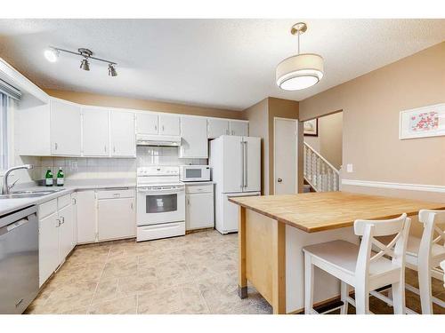 127 Bracewood Road Sw, Calgary, AB - Indoor Photo Showing Kitchen