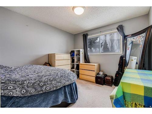 127 Bracewood Road Sw, Calgary, AB - Indoor Photo Showing Bedroom