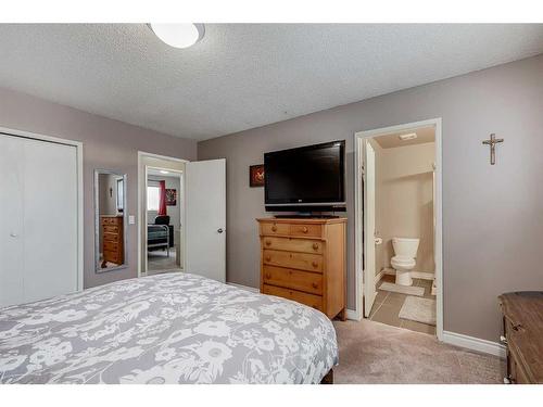 127 Bracewood Road Sw, Calgary, AB - Indoor Photo Showing Bedroom