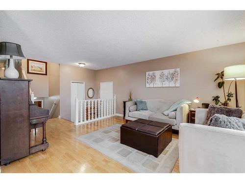 127 Bracewood Road Sw, Calgary, AB - Indoor Photo Showing Living Room