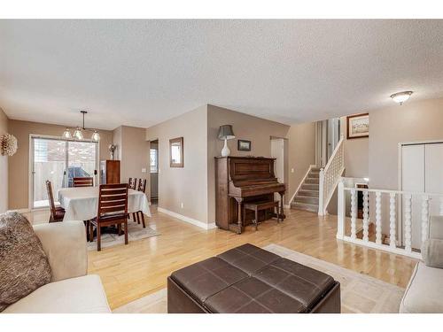 127 Bracewood Road Sw, Calgary, AB - Indoor Photo Showing Living Room