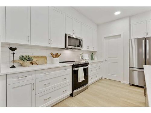 907 Langholm Drive Se, Airdrie, AB - Indoor Photo Showing Kitchen With Upgraded Kitchen