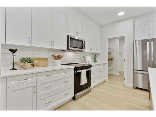 907 Langholm Drive Se, Airdrie, AB - Indoor Photo Showing Kitchen With Upgraded Kitchen