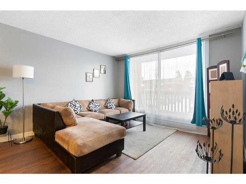 205-507 57 Avenue Sw, Calgary, AB - Indoor Photo Showing Living Room