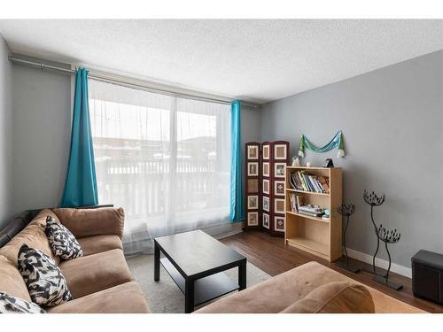 205-507 57 Avenue Sw, Calgary, AB - Indoor Photo Showing Living Room