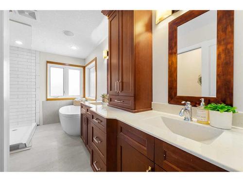 2035 37 Avenue Sw, Calgary, AB - Indoor Photo Showing Bathroom