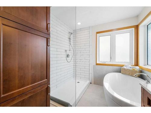 2035 37 Avenue Sw, Calgary, AB - Indoor Photo Showing Bathroom