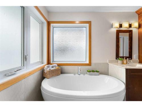 2035 37 Avenue Sw, Calgary, AB - Indoor Photo Showing Bathroom