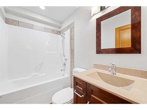 2035 37 Avenue Sw, Calgary, AB - Indoor Photo Showing Bathroom