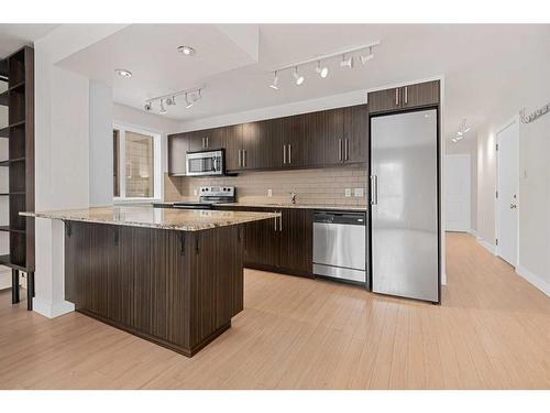 305-824 4 Avenue Nw, Calgary, AB - Indoor Photo Showing Kitchen With Stainless Steel Kitchen With Upgraded Kitchen