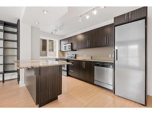 305-824 4 Avenue Nw, Calgary, AB - Indoor Photo Showing Kitchen With Stainless Steel Kitchen With Upgraded Kitchen