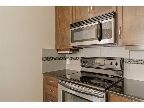 2-1617 27 Avenue Sw, Calgary, AB - Indoor Photo Showing Kitchen