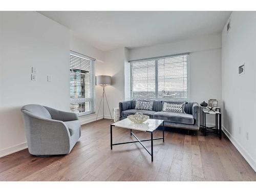 3201-930 6 Avenue Sw, Calgary, AB - Indoor Photo Showing Living Room