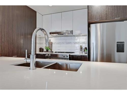 3201-930 6 Avenue Sw, Calgary, AB - Indoor Photo Showing Kitchen With Double Sink With Upgraded Kitchen