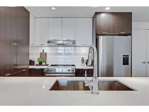 3201-930 6 Avenue Sw, Calgary, AB - Indoor Photo Showing Kitchen With Double Sink With Upgraded Kitchen