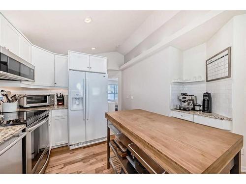 15 Prestwick Row Se, Calgary, AB - Indoor Photo Showing Kitchen