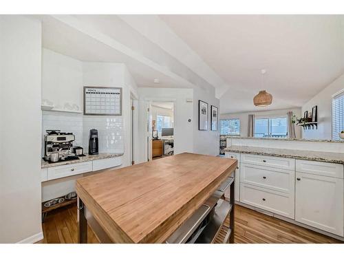 15 Prestwick Row Se, Calgary, AB - Indoor Photo Showing Kitchen