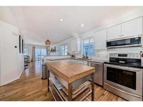 15 Prestwick Row Se, Calgary, AB - Indoor Photo Showing Kitchen