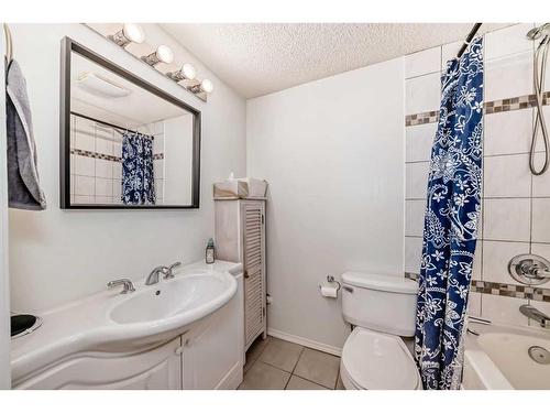 15 Prestwick Row Se, Calgary, AB - Indoor Photo Showing Bathroom