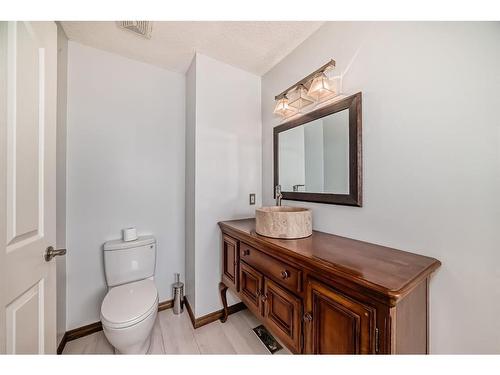 114 Bow Ridge Crescent, Cochrane, AB - Indoor Photo Showing Bathroom