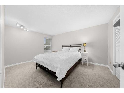 152-330 Canterbury Drive Sw, Calgary, AB - Indoor Photo Showing Bedroom