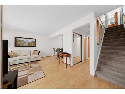 152-330 Canterbury Drive Sw, Calgary, AB - Indoor Photo Showing Living Room