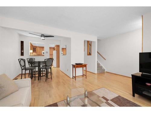 152-330 Canterbury Drive Sw, Calgary, AB - Indoor Photo Showing Living Room