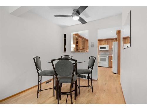 152-330 Canterbury Drive Sw, Calgary, AB - Indoor Photo Showing Living Room